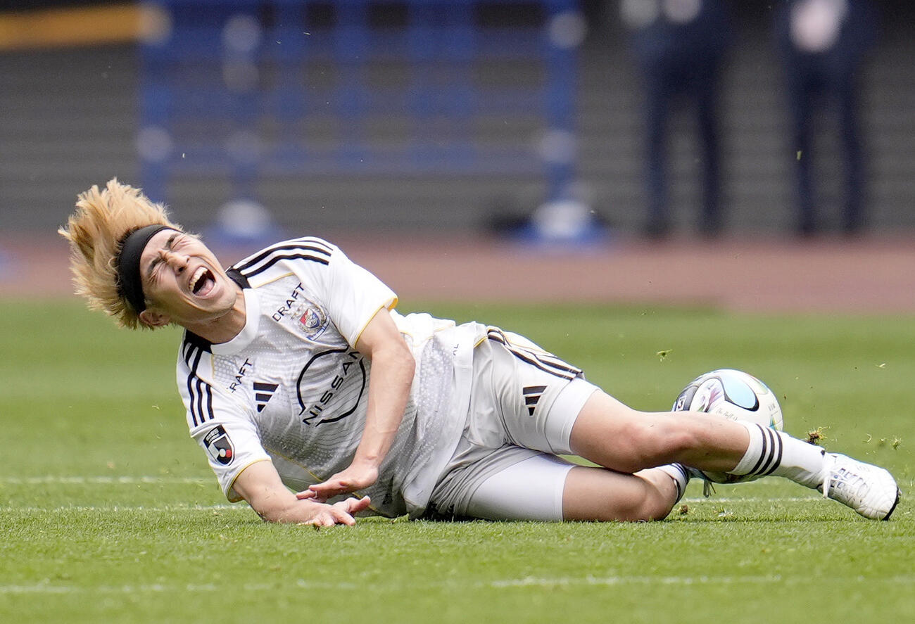 川崎－横浜　前半、ピッチに倒れ込む横浜遠野（共同）