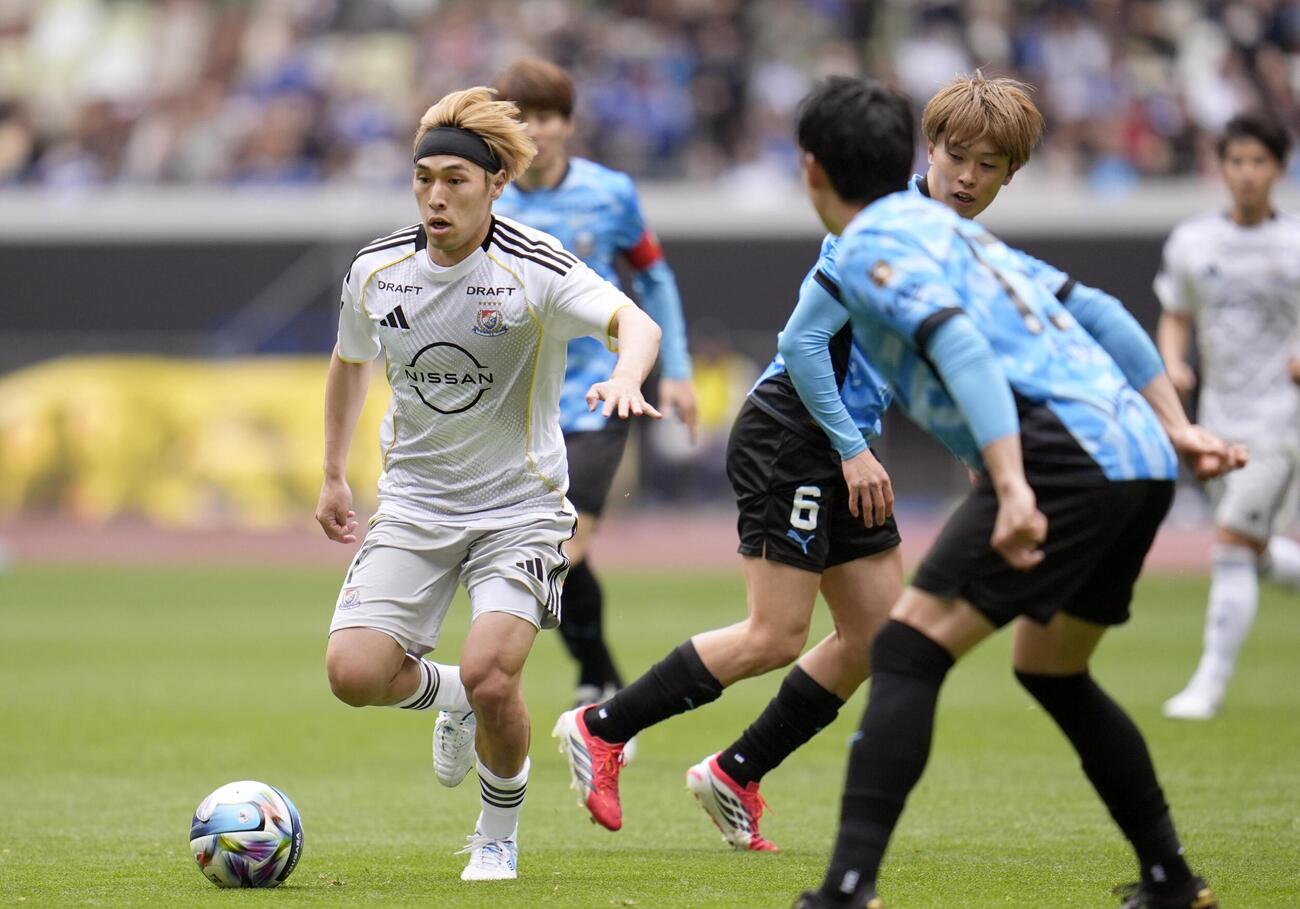 川崎F－横浜　前半、攻め込む横浜遠野（左）（共同）