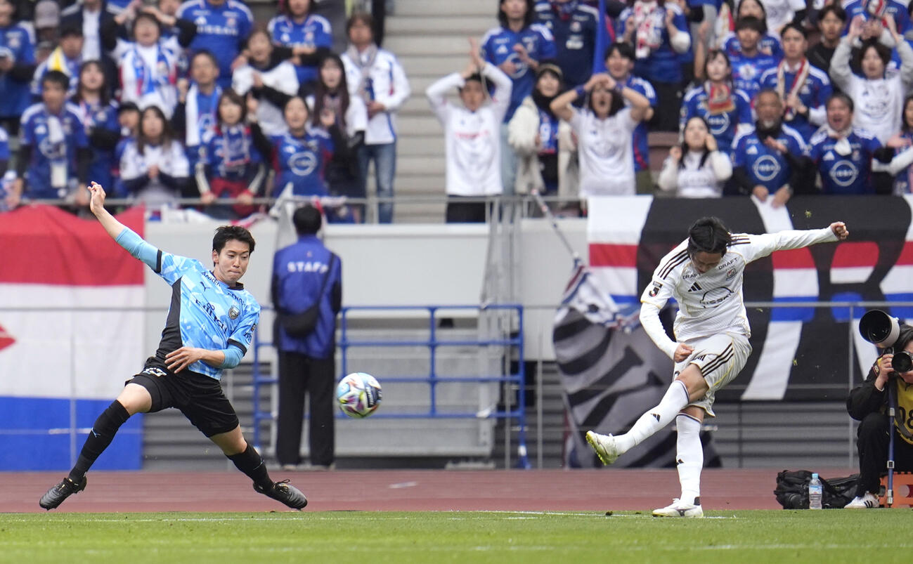川崎F－横浜　後半、チーム2点目のゴールを決める横浜天野（右）（共同）