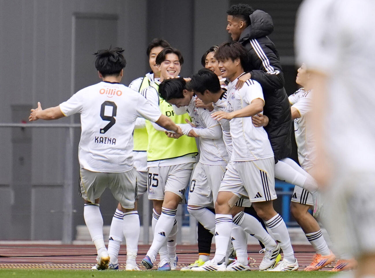 川崎F対横浜　後半、チーム2点目のゴールを決めた天野（中央）を祝福する横浜の選手たち（共同）