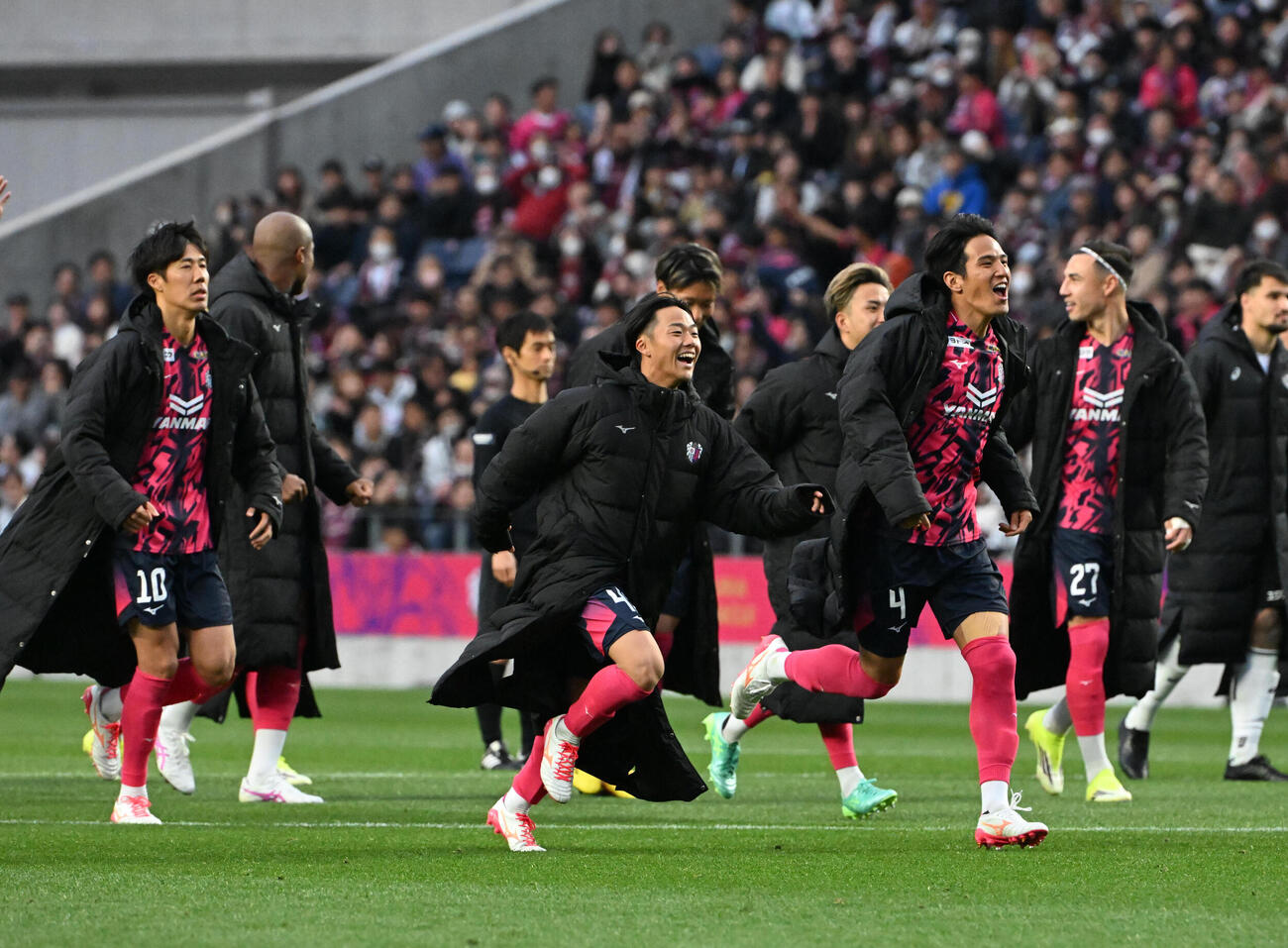 PK戦の末、神戸に勝利し喜ぶC大阪イレブン（撮影・石井愛子）