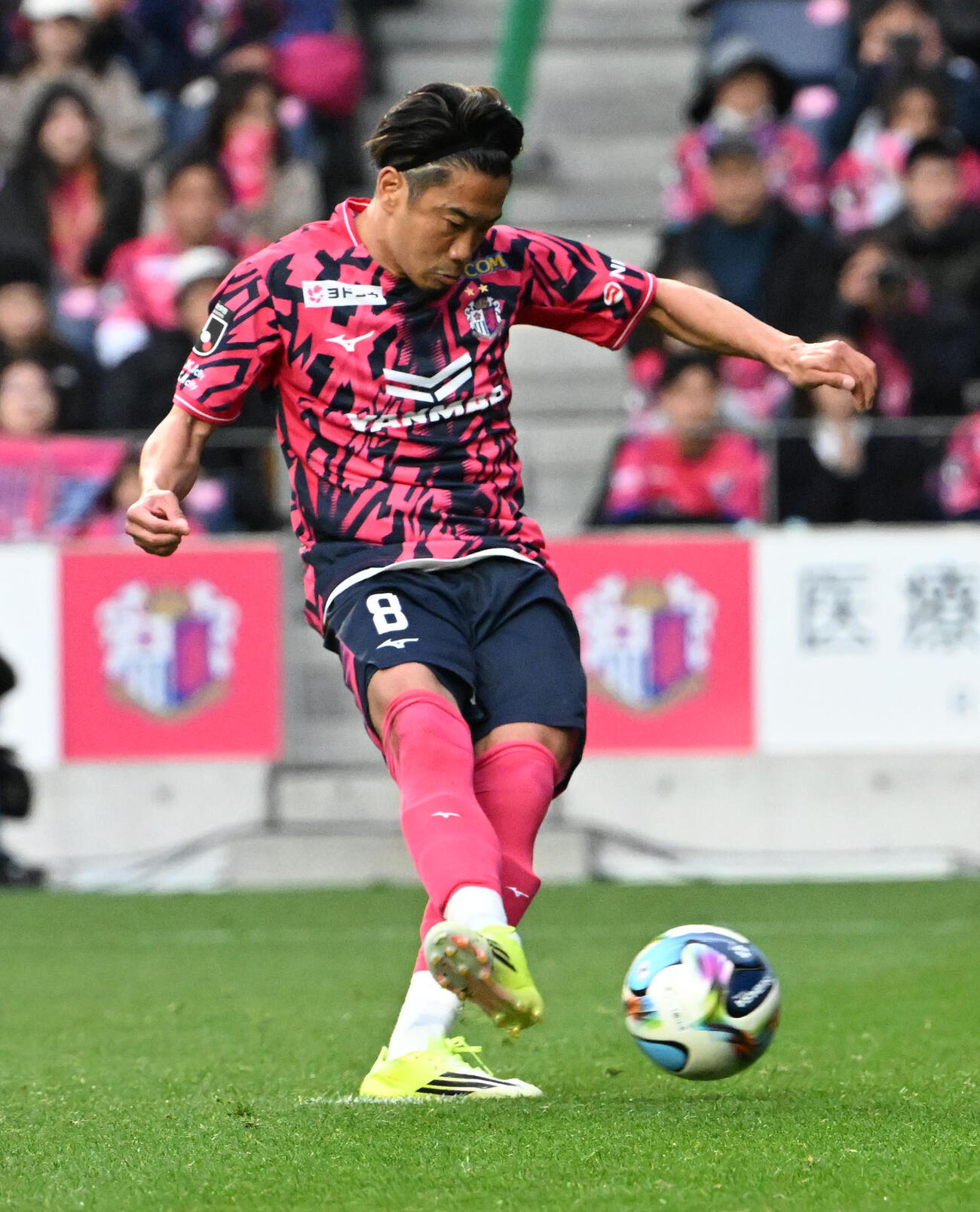 C大阪対神戸　PK戦でゴールを決めるC大阪の香川（撮影・石井愛子）