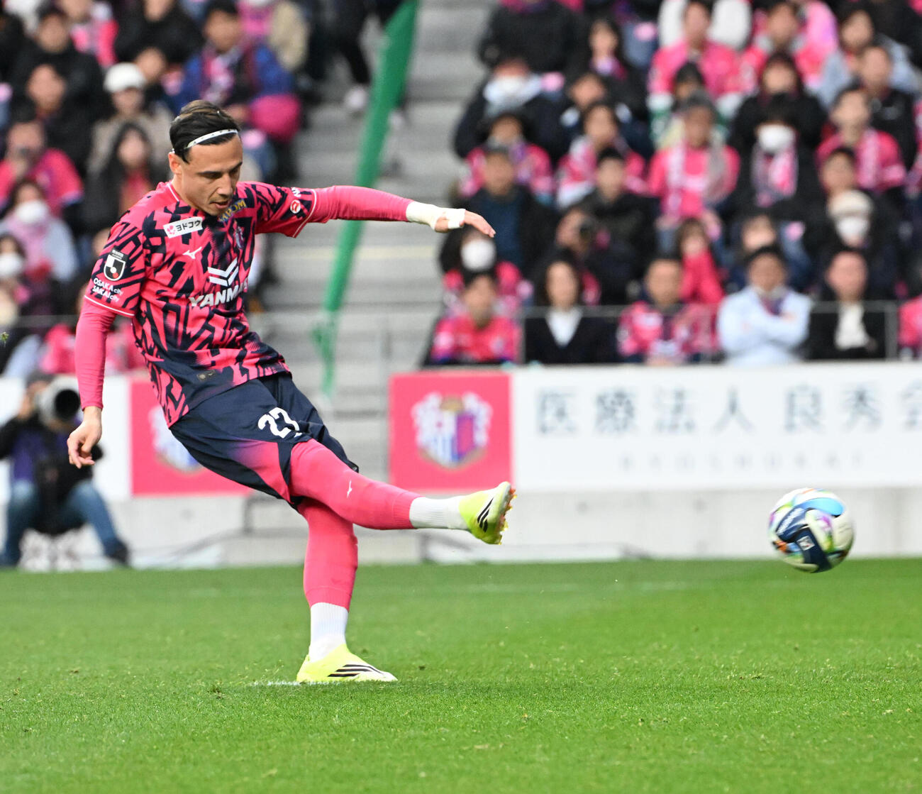 C大阪対神戸　PK戦でゴールを決めるC大阪のクールズ（撮影・石井愛子）