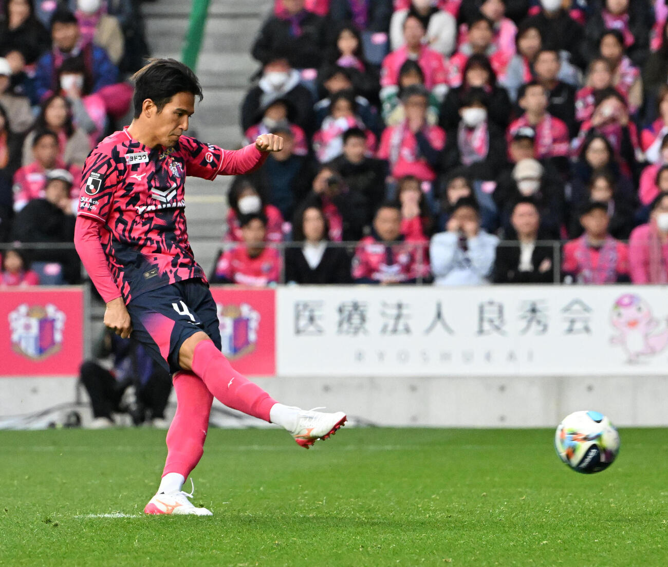 C大阪対神戸　PK戦でゴールを決めるC大阪の井上（撮影・石井愛子）