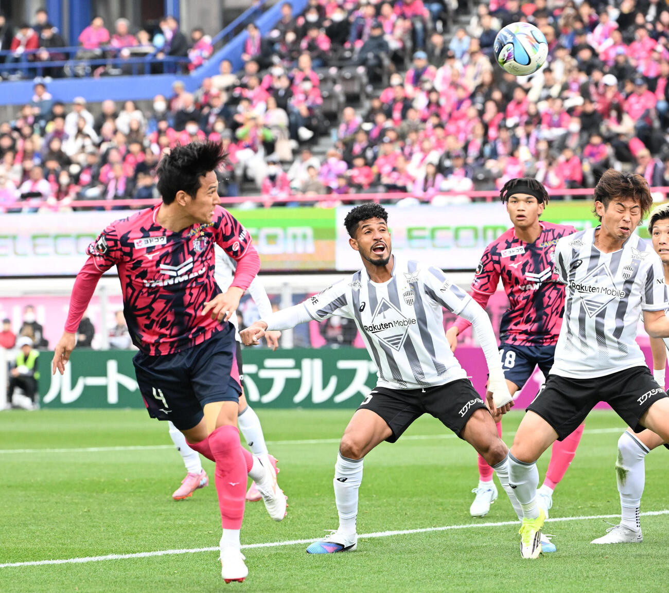 C大阪対神戸　前半、ゴールを決めるC大阪井上（左）（撮影・石井愛子）