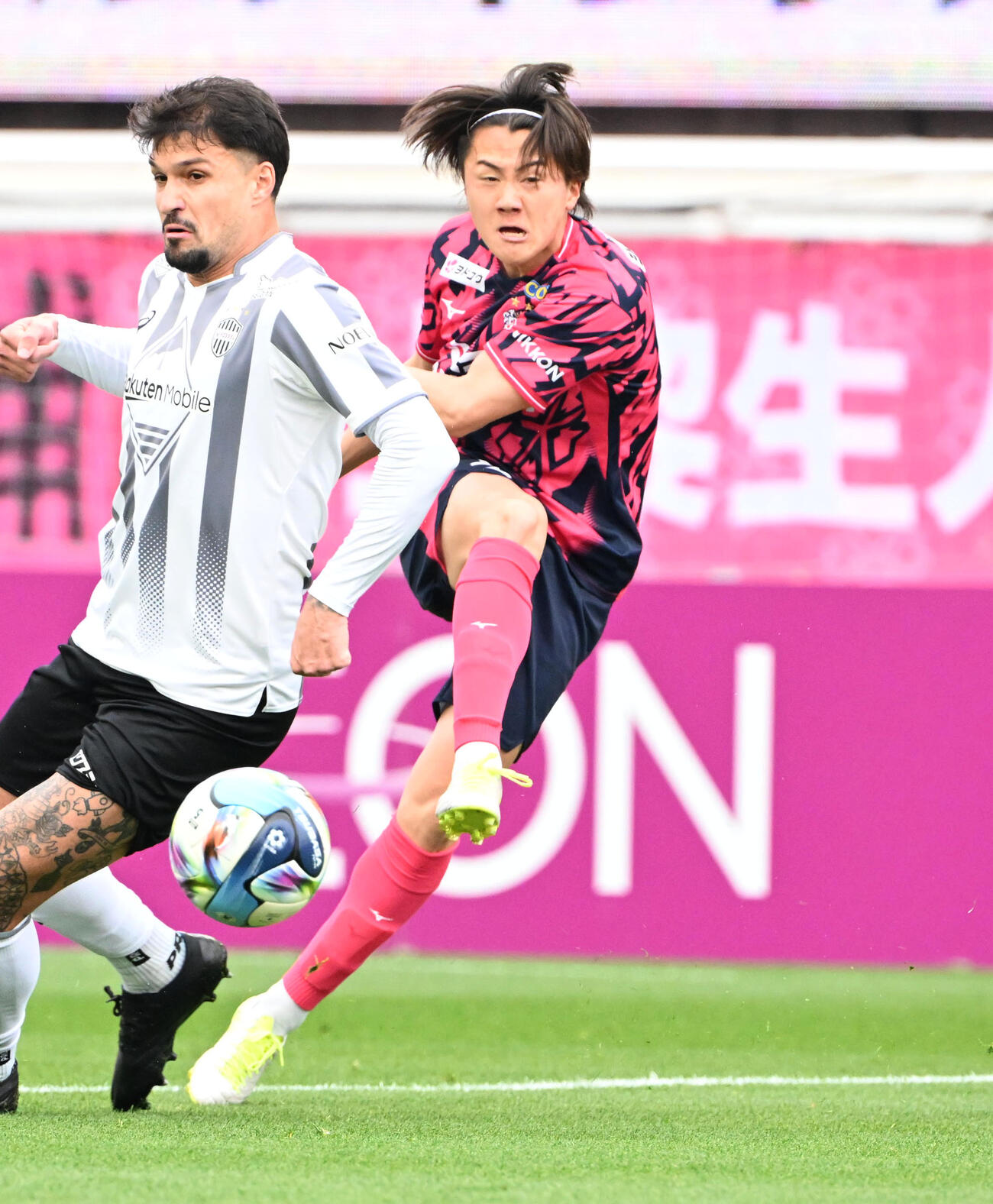C大阪対神戸　前半、ゴールを狙うC大阪阪田（右）（撮影・石井愛子）