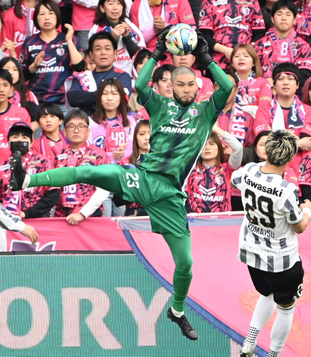 C大阪対神戸　前半、ゴールを守るC大阪GK中村航輔（撮影・石井愛子）
