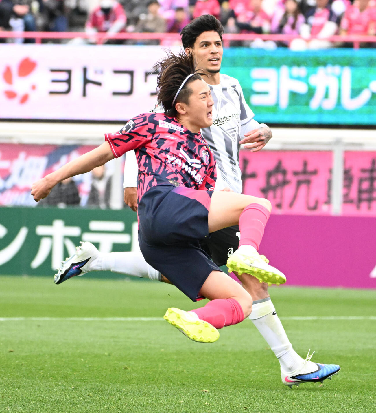C大阪対神戸　前半、ゴールを狙うC大阪阪田（手前）（撮影・石井愛子）