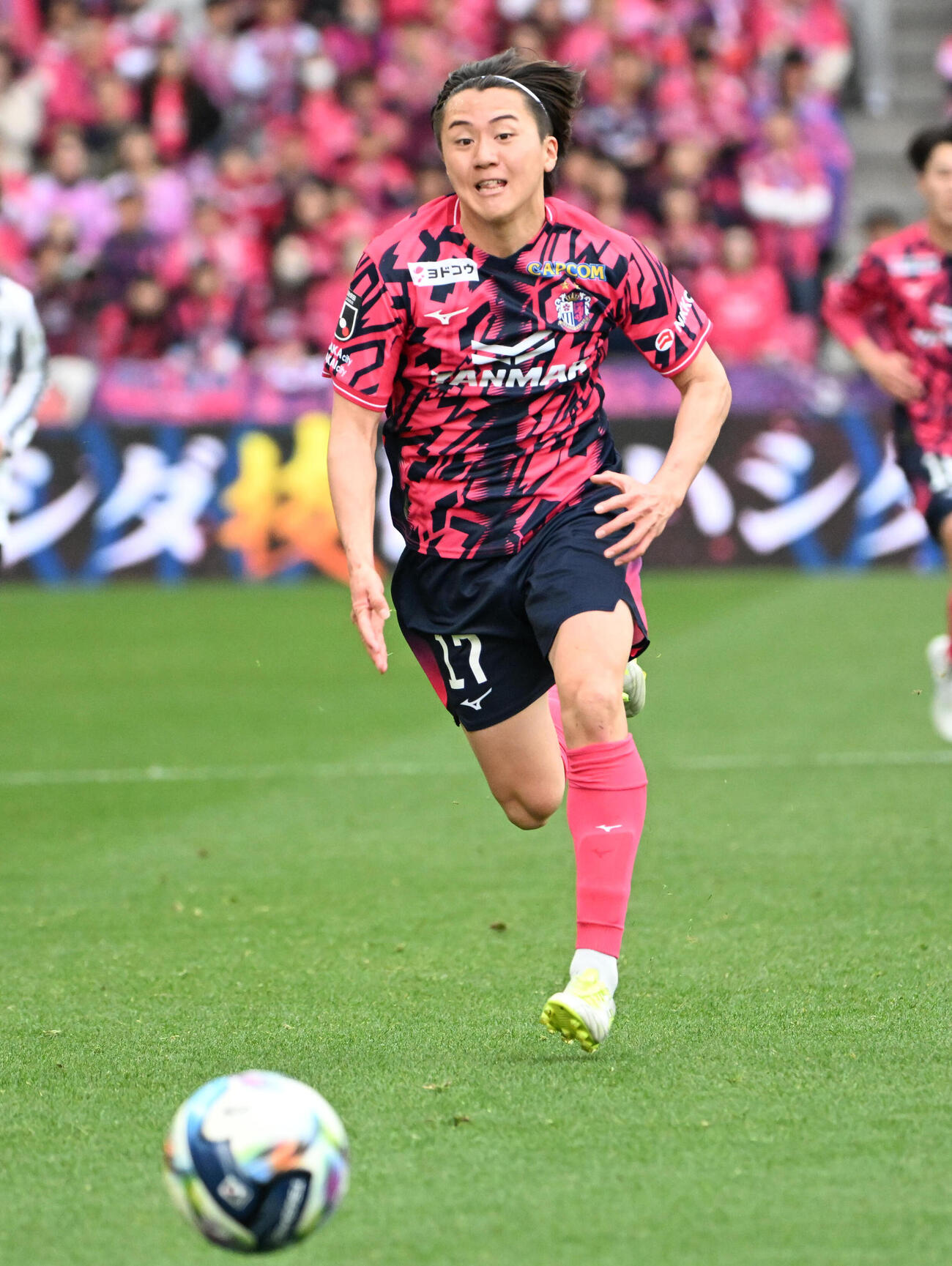 C大阪対神戸　前半、ボールを追うC大阪阪田（撮影・石井愛子）
