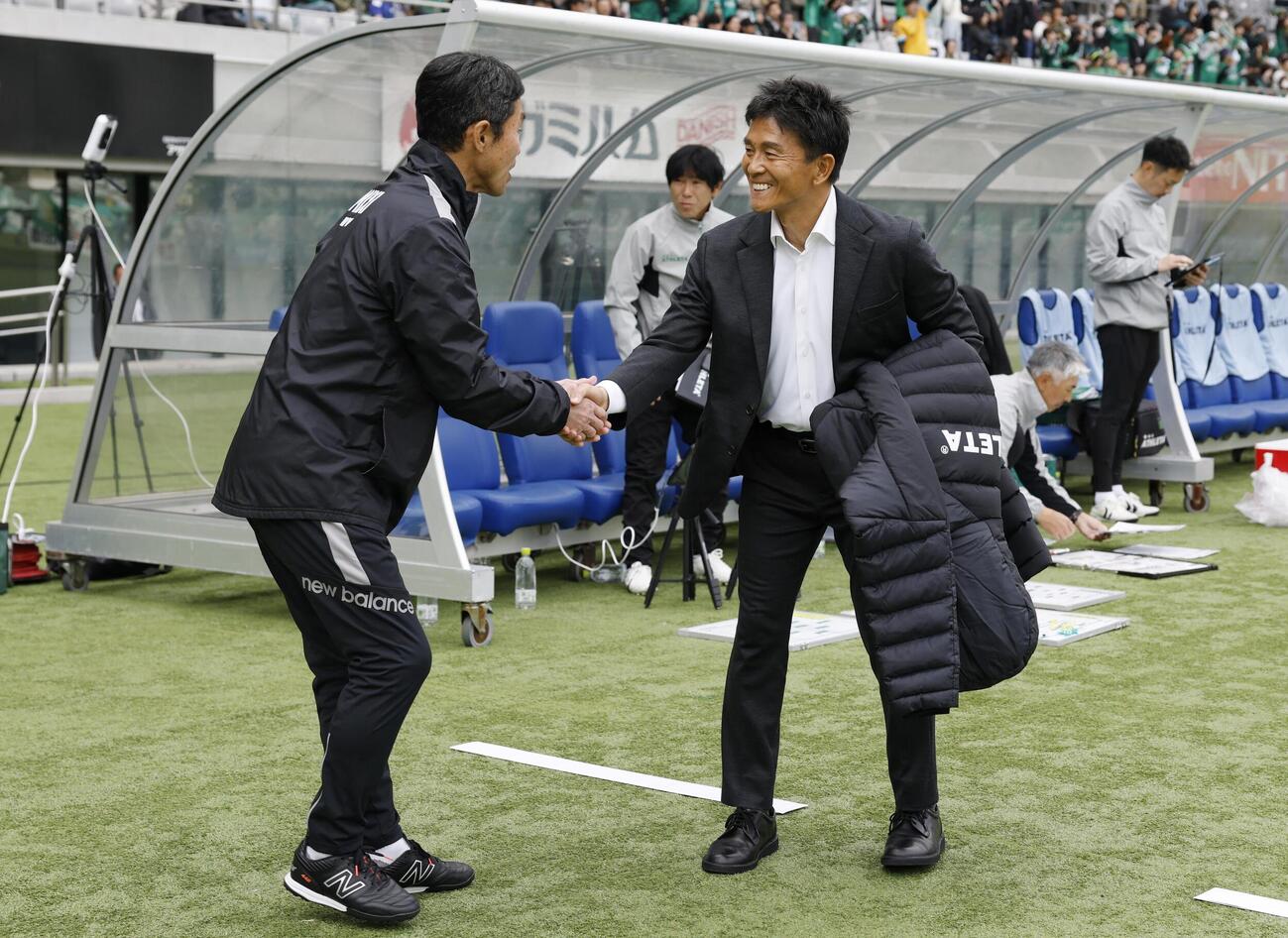 試合前、FC東京・松橋監督（左）と握手を交わす東京V・城福監督＝味スタ（共同）