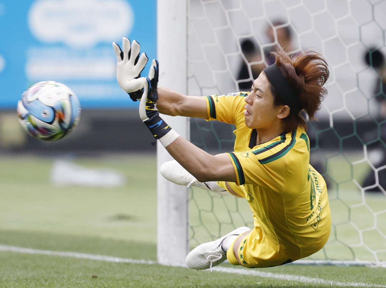 東京V―FC東京　PK戦でFC東京3人目のキックを止める東京VのGK長沢＝味スタ（共同）
