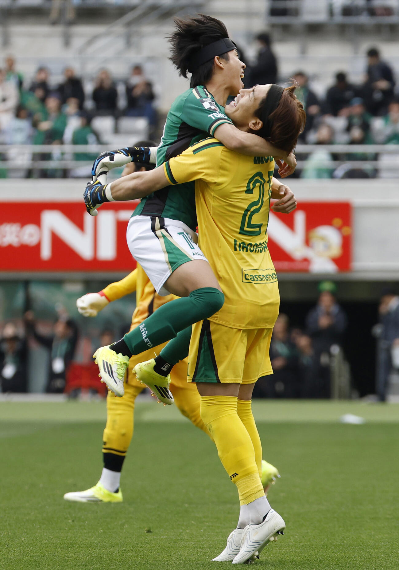 FC東京とのPK戦を制し、抱き合い喜ぶ東京VのGK長沢（右）＝味スタ（共同）