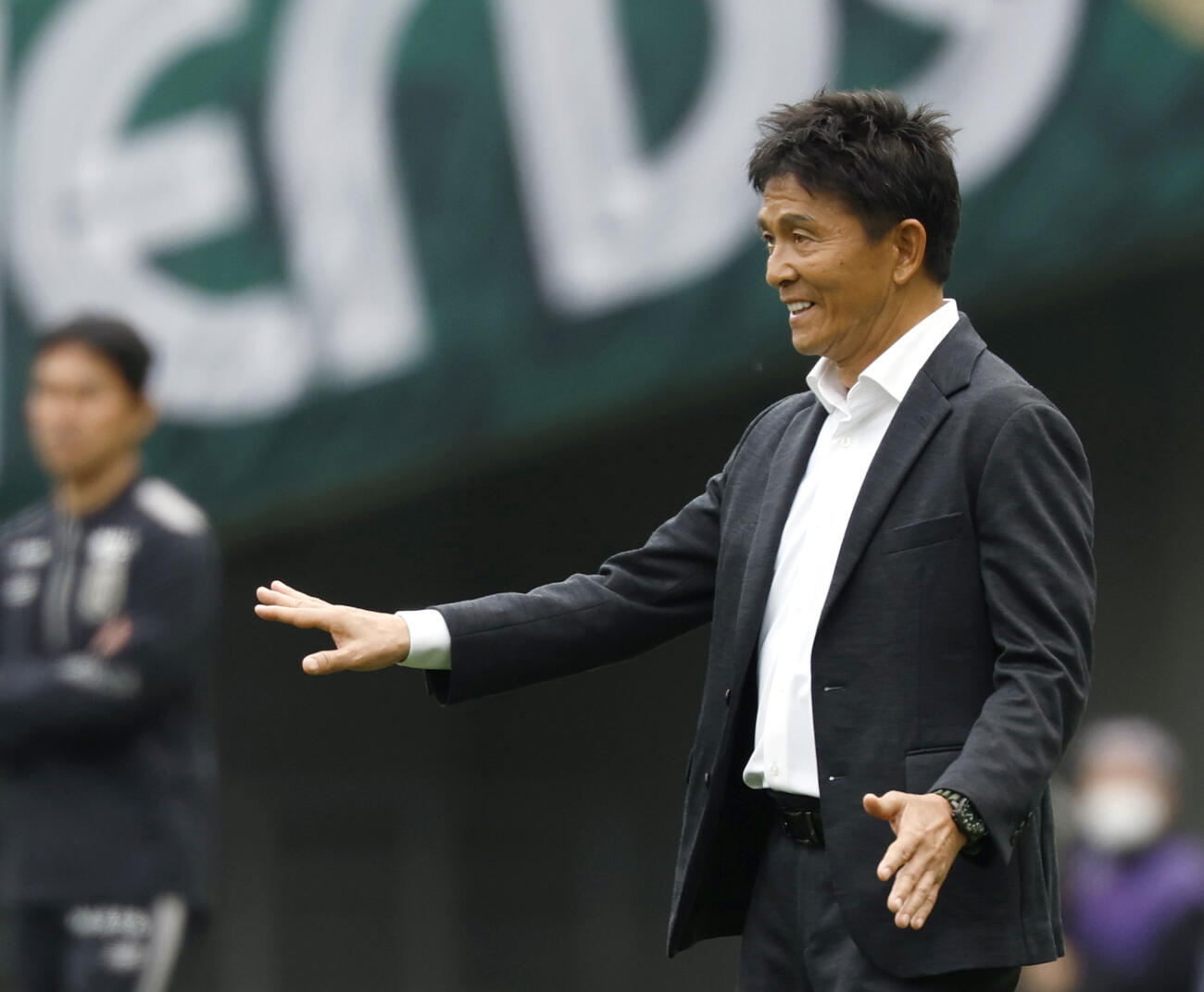 東京V―FC東京　前半、試合を見守る東京V・城福監督＝味スタ（共同）