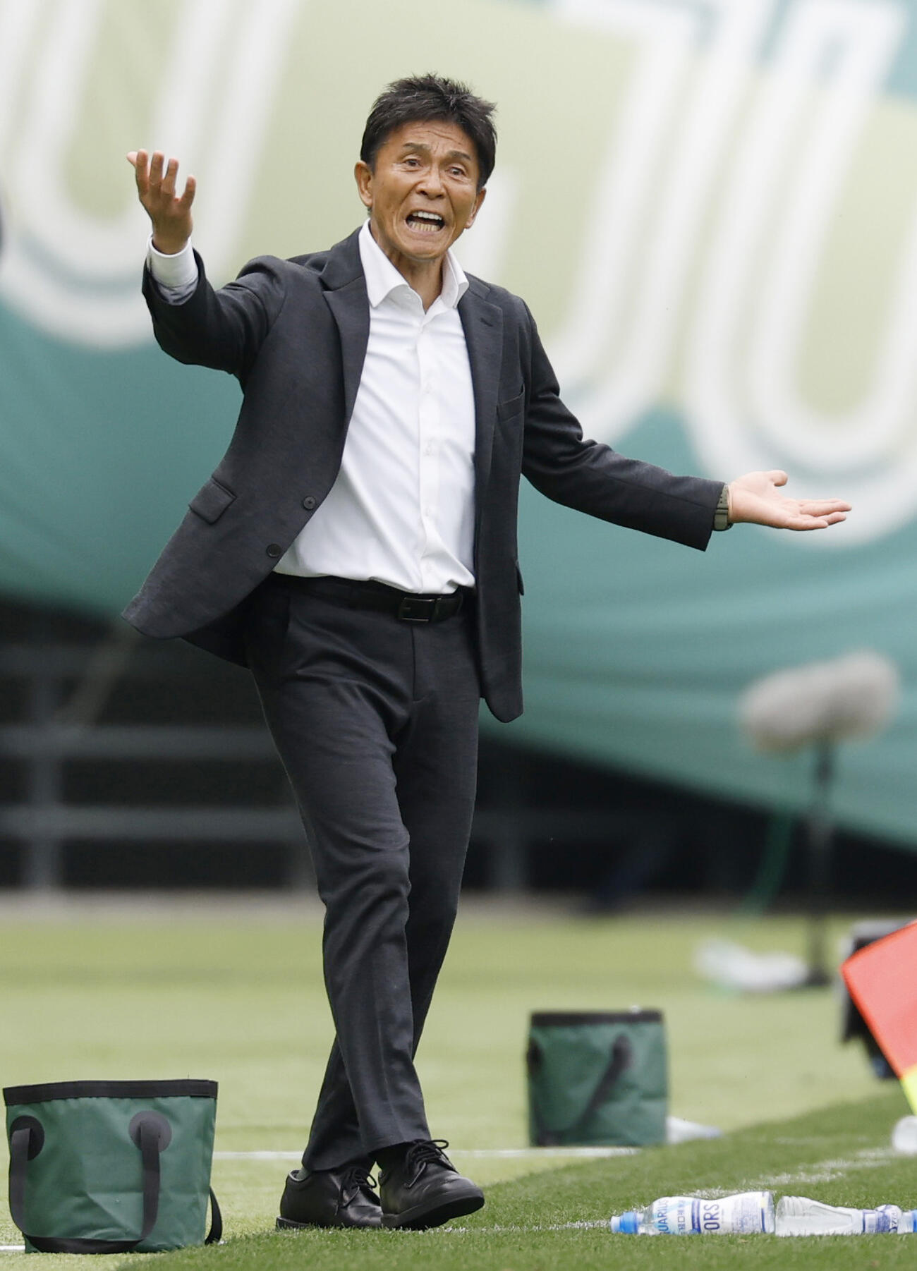 東京V―FC東京　後半、アピールする東京V・城福監督＝味スタ（共同）
