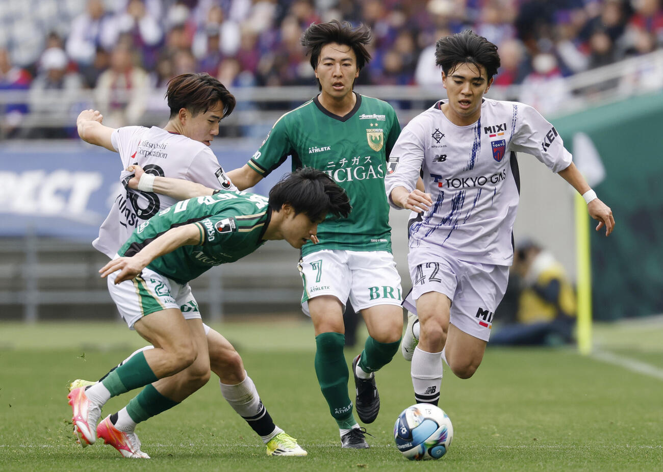 東京V―FC東京　前半、競り合うFC東京・橋本健（右端）ら＝味スタ（共同）