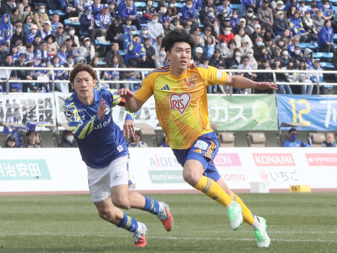 山形対仙台　ボールを狙いにいく仙台DF井上（右）と山形MF土居（撮影・高橋香奈）