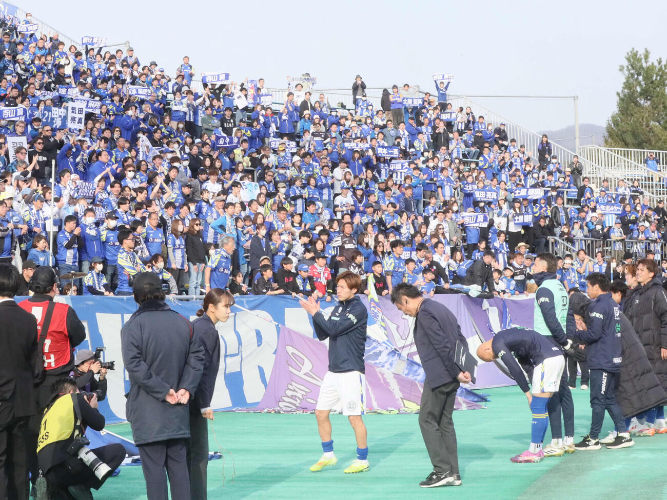 山形対仙台　試合後、サポーターにあいさつをするJ2山形の選手たち（撮影・高橋香奈）
