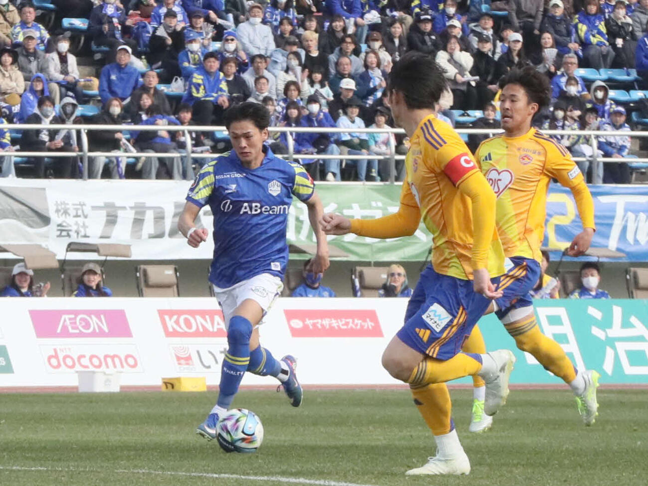 山形対仙台　ドリブル突破する山形MF気田（左）（撮影・高橋香奈）