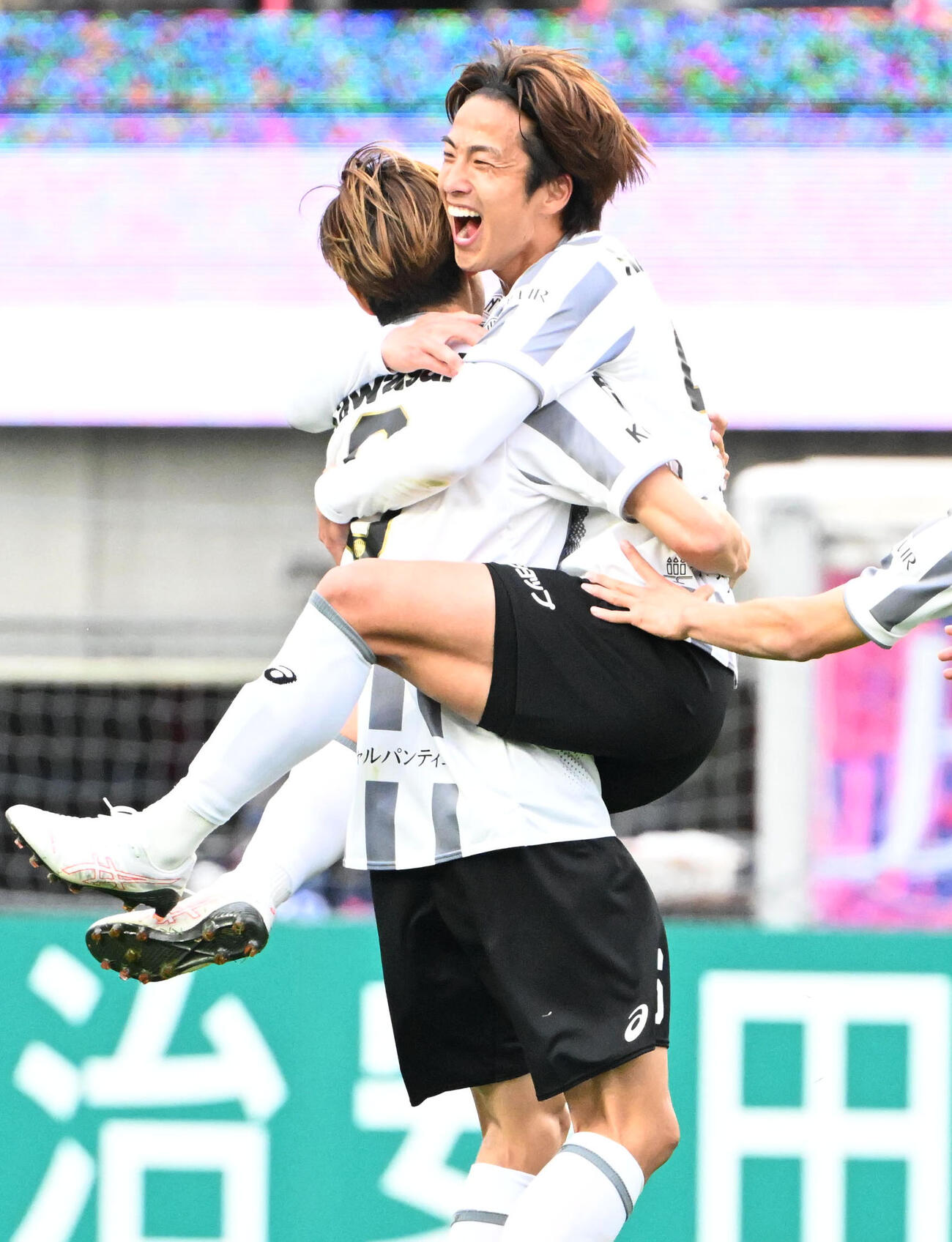 C大阪対神戸　後半、ゴールを決め神戸扇原貴宏と抱き合う日高光揮（右）（撮影・石井愛子）