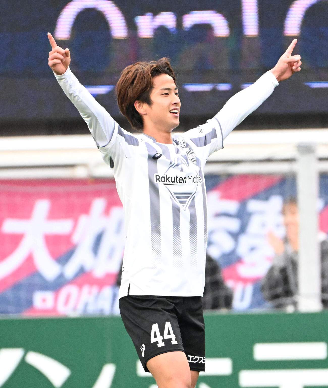 C大阪対神戸　後半、ゴールを決め喜ぶ神戸扇原貴宏と抱き合う日高光揮（撮影・石井愛子）