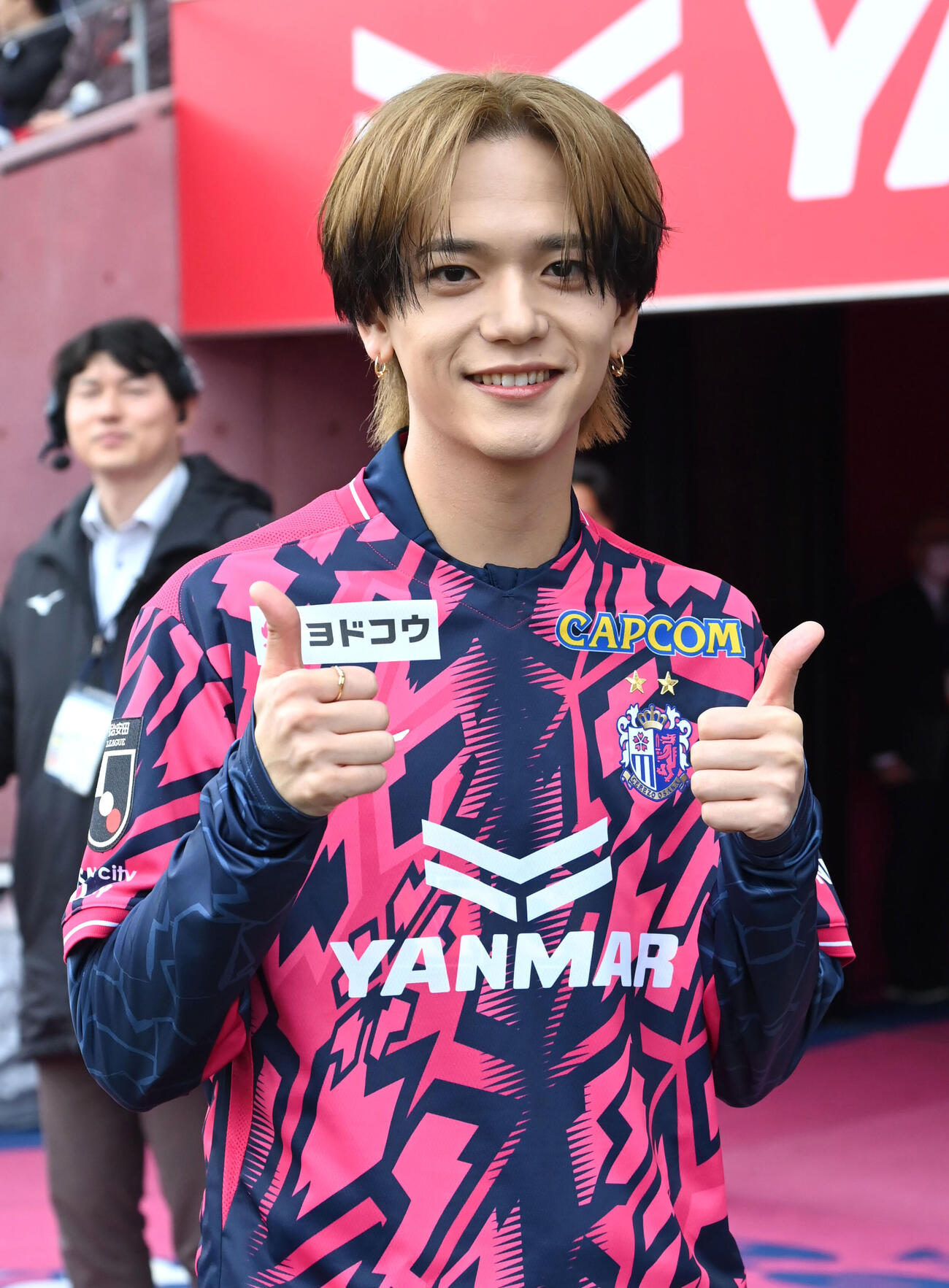 C大阪対神戸　レフェリーエスコートを務めるFANTASTICSの中島颯太（撮影・石井愛子）