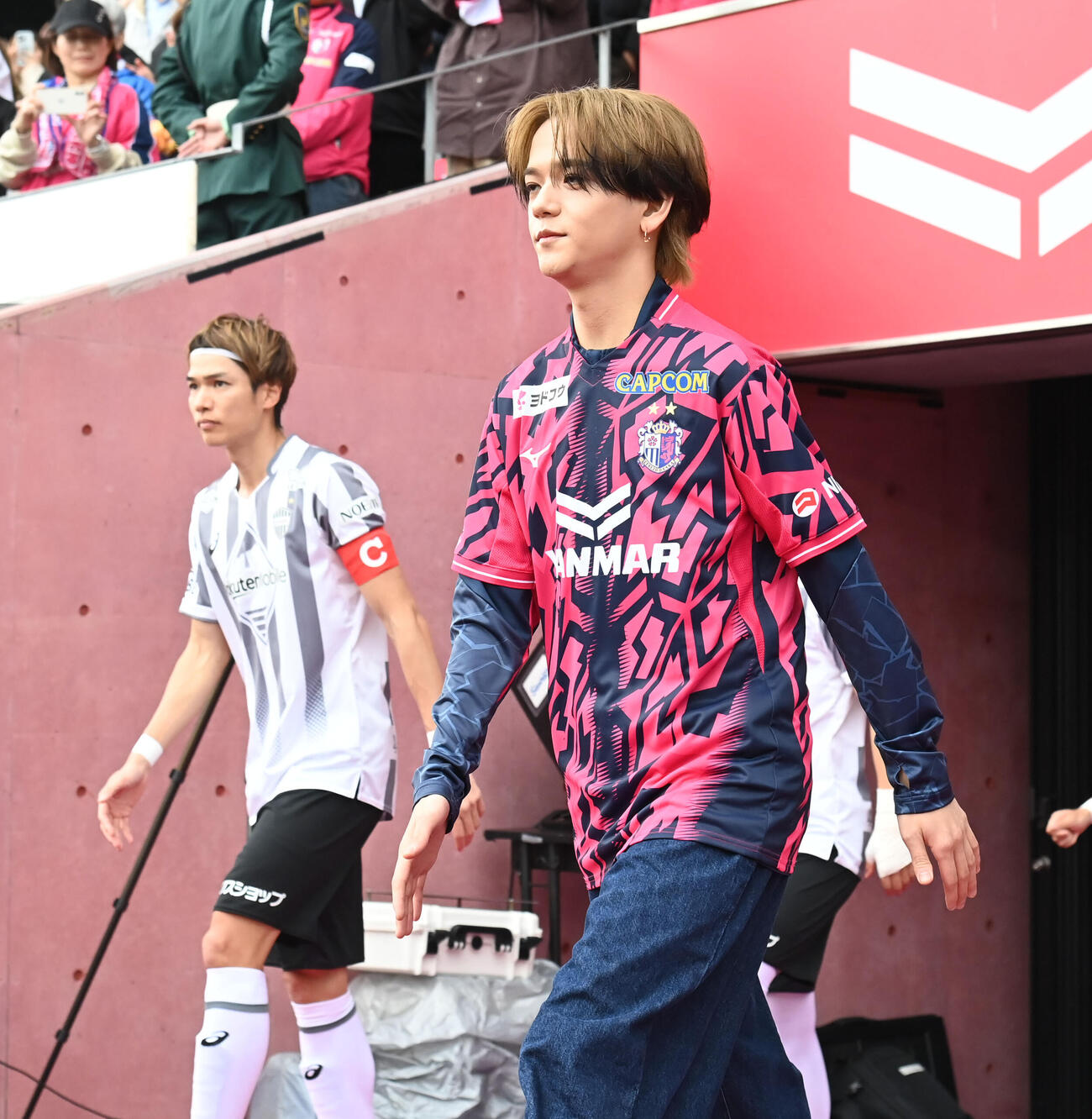 C大阪対神戸　レフェリーエスコートを務めるFANTASTICSの中島颯太（右）（撮影・石井愛子）