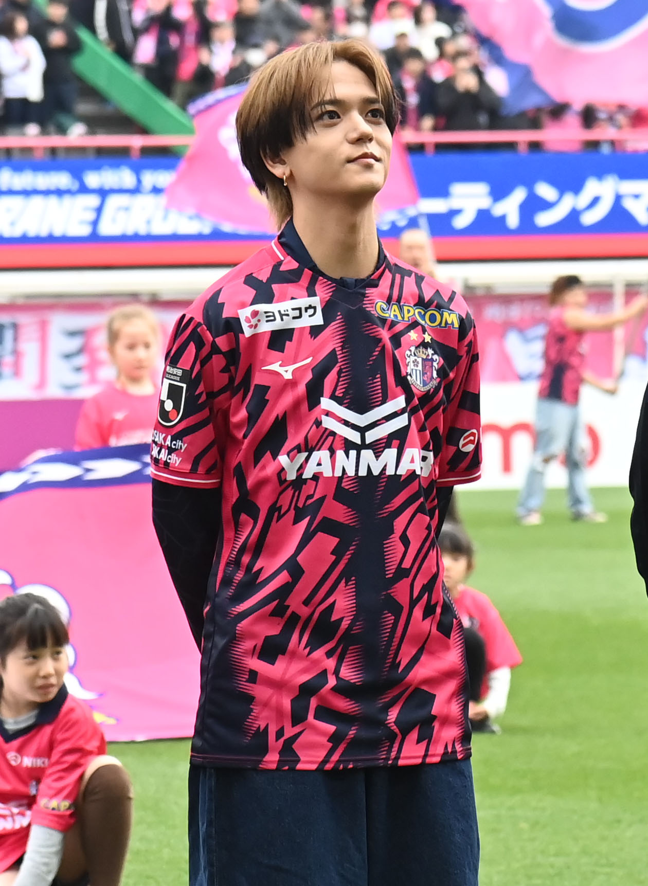 C大阪対神戸　レフェリーエスコートを務めるFANTASTICSの中島颯太（撮影・石井愛子）