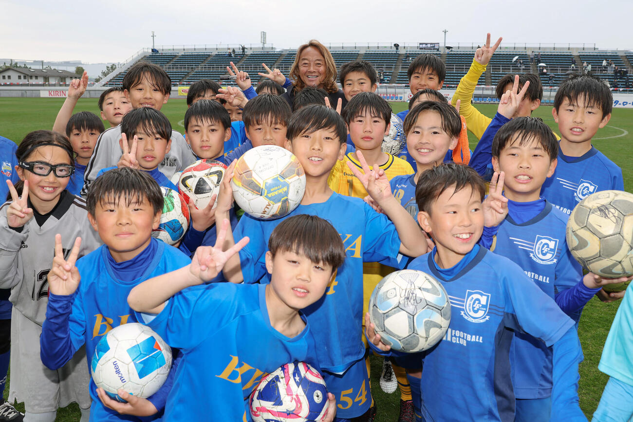 サッカー教室を行い、子どもたちと笑顔で写真に納まる北沢豪氏（後方中央）（撮影・前田充）