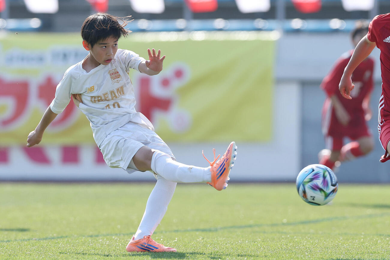 決勝でシュートを放つDREAM FC曽根健介（撮影・前田充）