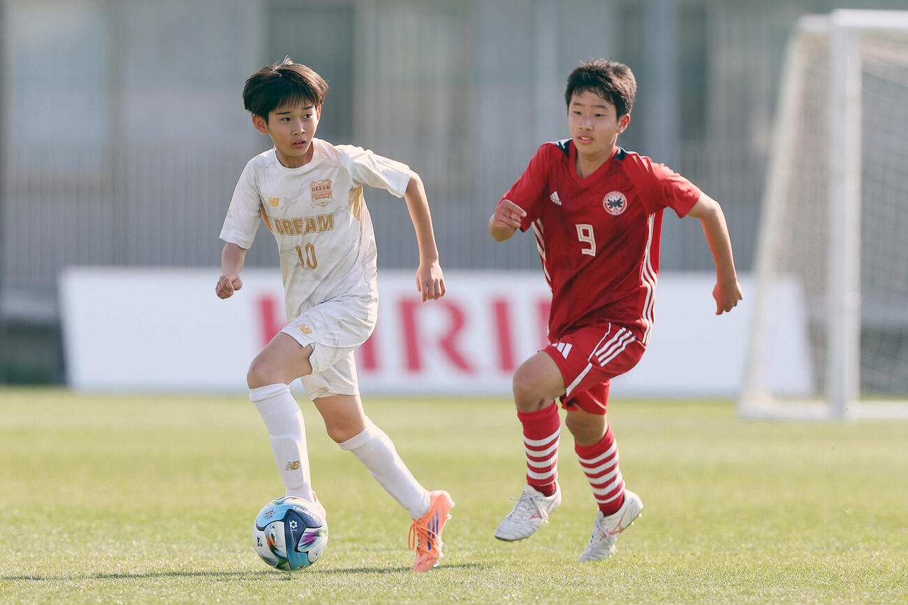 決勝でドリブルで攻め上がるDREAM FC曽根健介（左）（撮影・前田充）