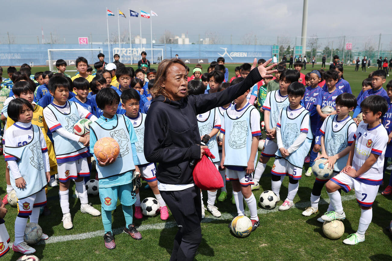 サッカー教室を行う北沢豪氏（手前）（撮影・前田充）