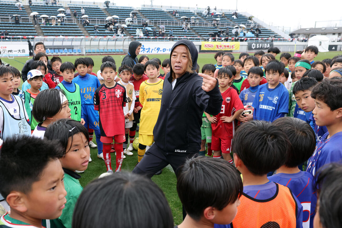 サッカー教室を行う北沢豪氏（中央）（撮影・前田充）