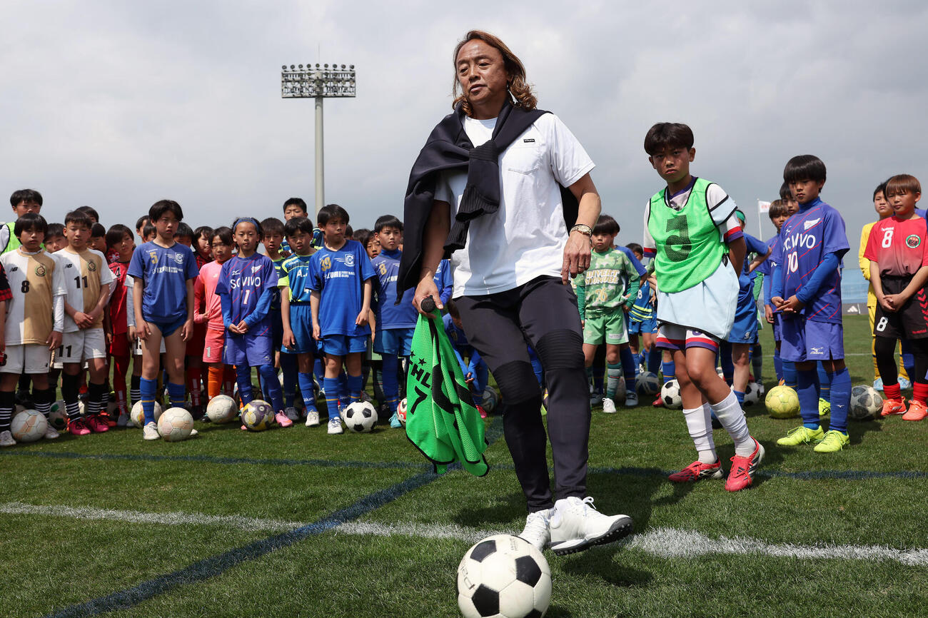 サッカー教室を行う北沢豪氏（手前）（撮影・前田充）