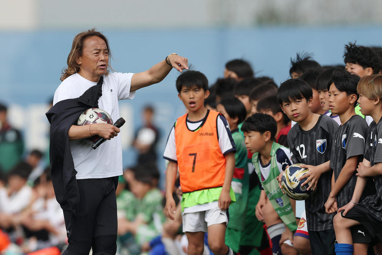 サッカー教室を行う北沢豪氏（左）（撮影・前田充）