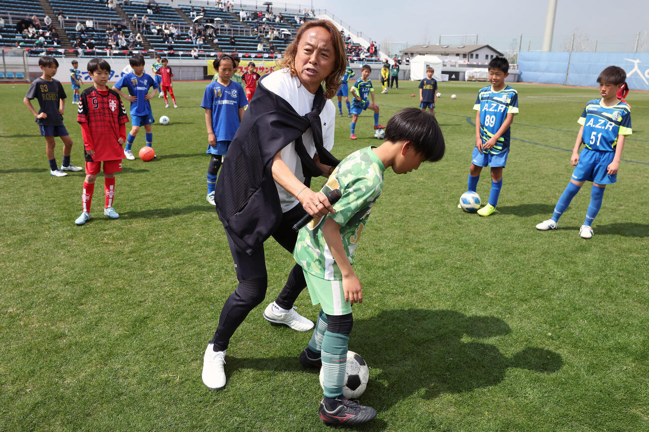 サッカー教室を行う北沢豪氏（手前左）（撮影・前田充）