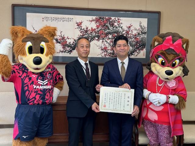 大阪市から表彰を受けるC大阪日置貴之社長（右から2人目）
