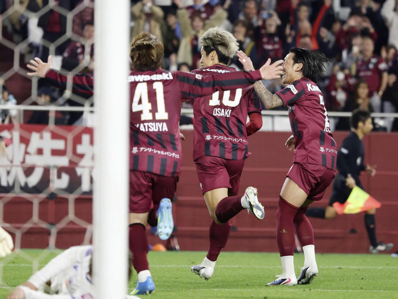 神戸対広島　後半、決勝のゴールを決め喜ぶ神戸大迫（中央）
