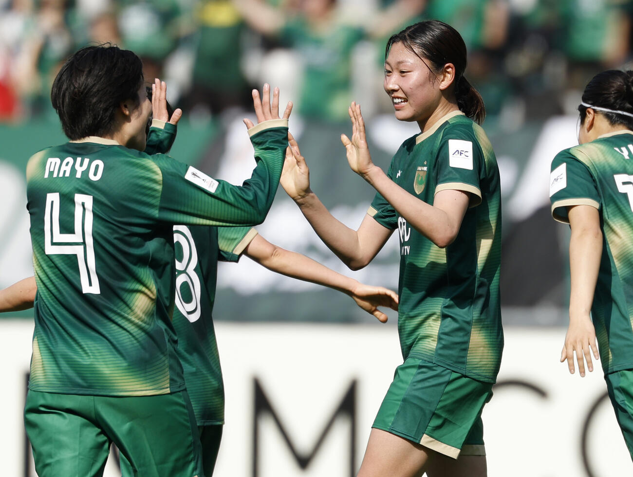 日テレ東京V―スタリオン・ラグナ　前半、先制ゴールを決め、タッチを交わす日テレ東京V・樋渡（右）＝味スタ(共同)