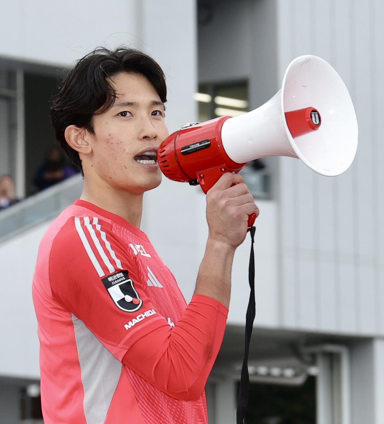 町田対川崎F　サポーターにあいさつする町田GK谷（撮影・河田真司）