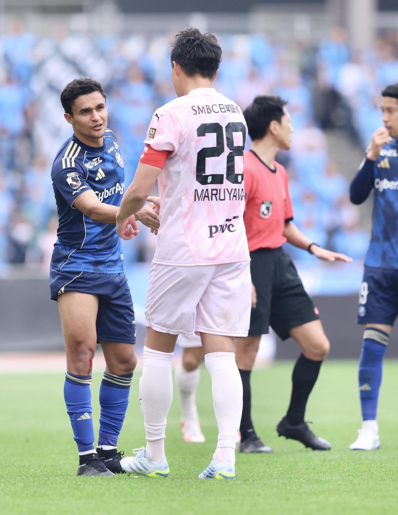 町田対川崎F　後半、川崎F丸山（手前）に反則し退場となる町田エリキ（撮影・河田真司）