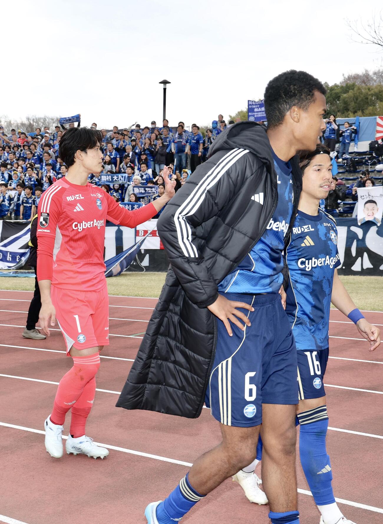 町田対川崎F　サポーターの声援に応えながら引き揚げる町田GK谷（左）（撮影・河田真司）