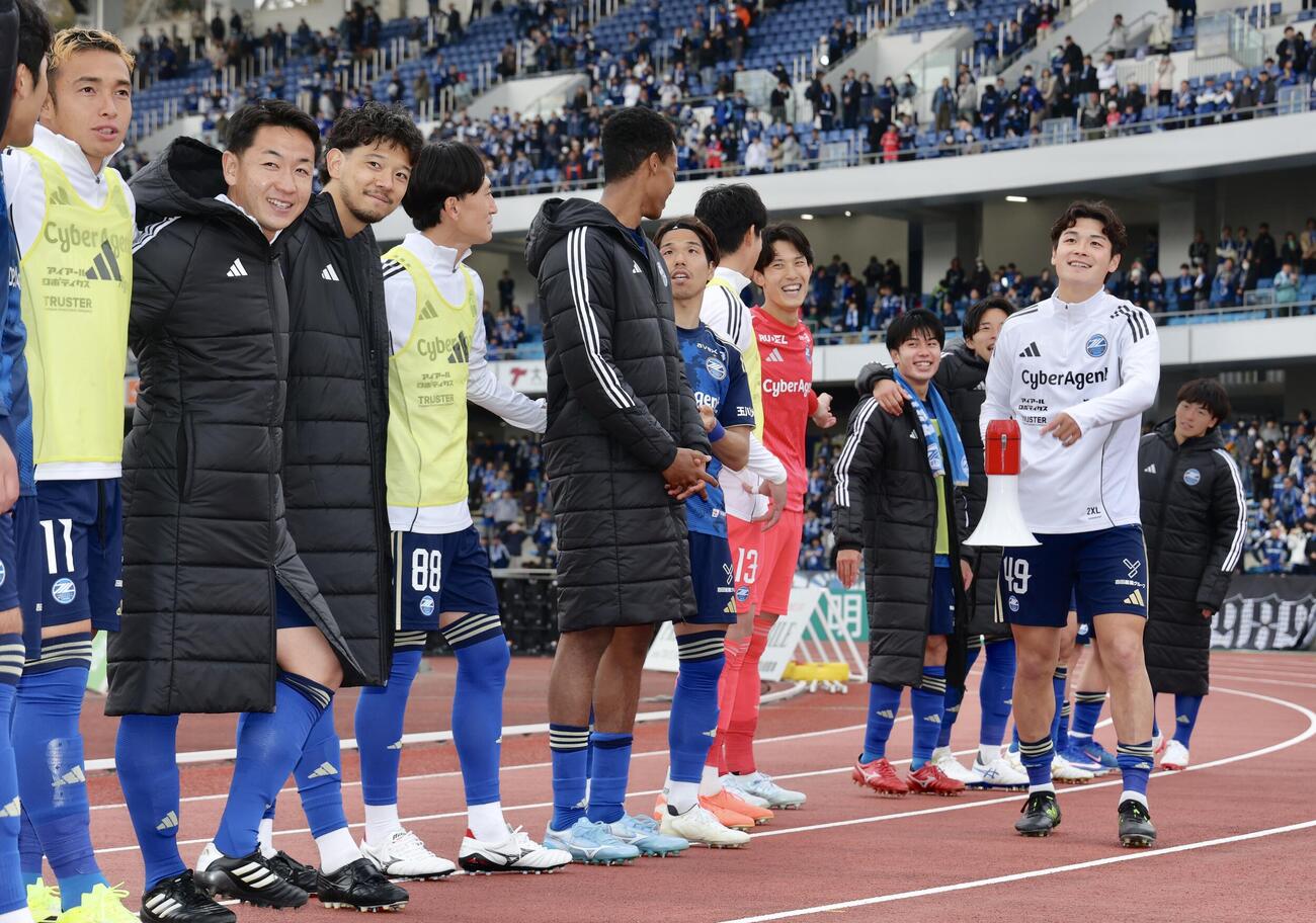 町田対川崎F　サポーターにあいさつする町田の選手たち（撮影・河田真司）