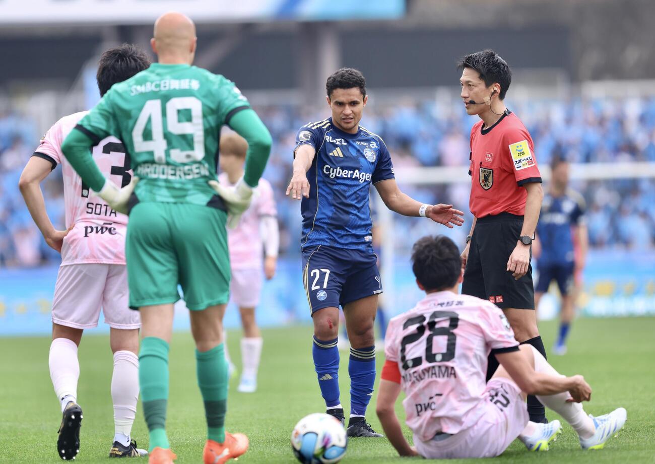 町田対川崎F　後半、川崎F丸山（手前右）に反則する町田エリキ（撮影・河田真司）