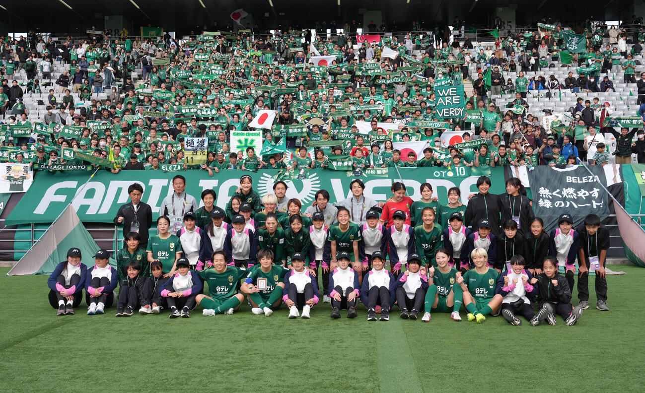 日テレ東京V対スタリオン・ラグナ　快勝し、サポーターとの記念撮影に臨む日テレ東京V（撮影・足立雅史）