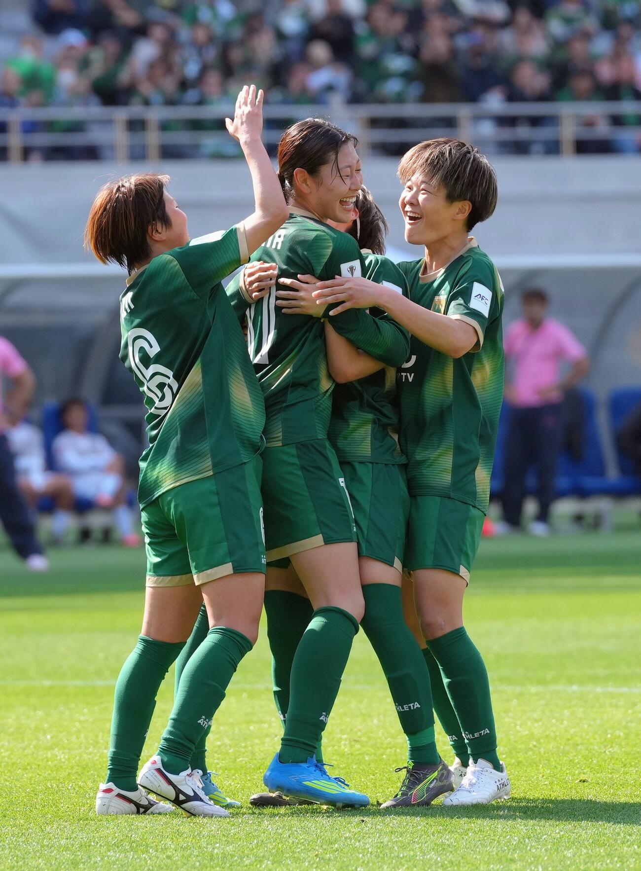 日テレ東京V対スタリオン・ラグナ　前半、先制ゴールを決め喜ぶ日テレ東京V樋渡（中央）（撮影・足立雅史）