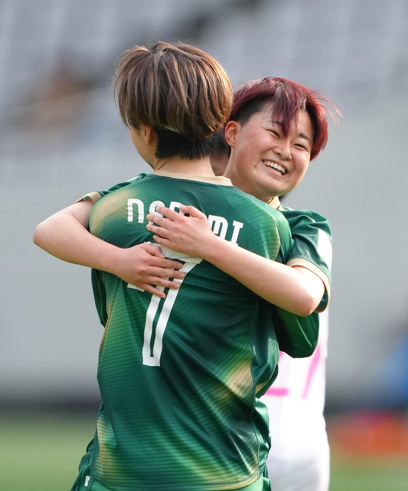 日テレ東京V対スタリオン・ラグナ　後半、チーム4点目のゴールを決め抱き合い喜ぶ日テレ東京V松永（右）（撮影・足立雅史）