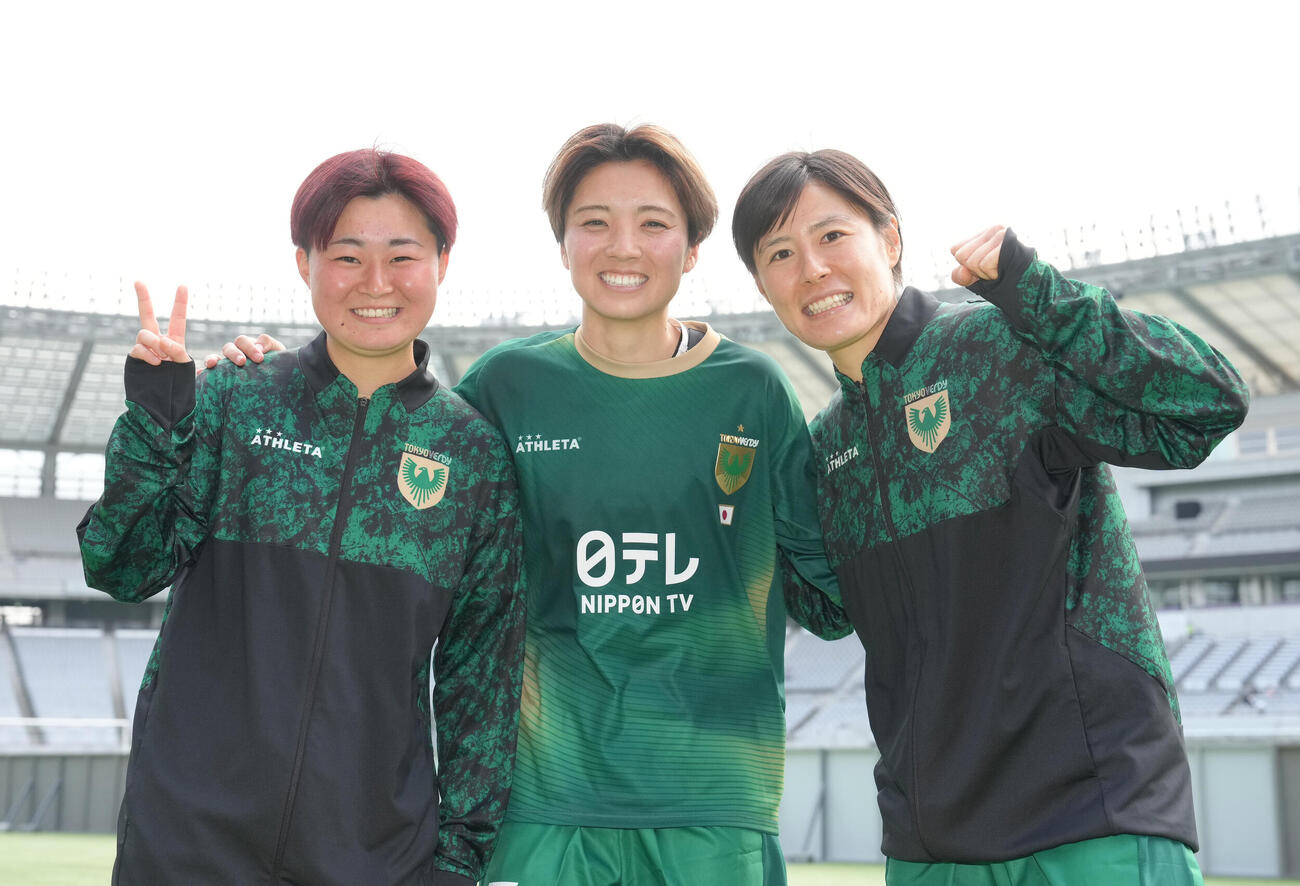 日テレ東京V対スタリオン・ラグナ　快勝し、笑顔を見せる日テレ東京Vの、左から松永、北村、猶本（撮影・足立雅史）