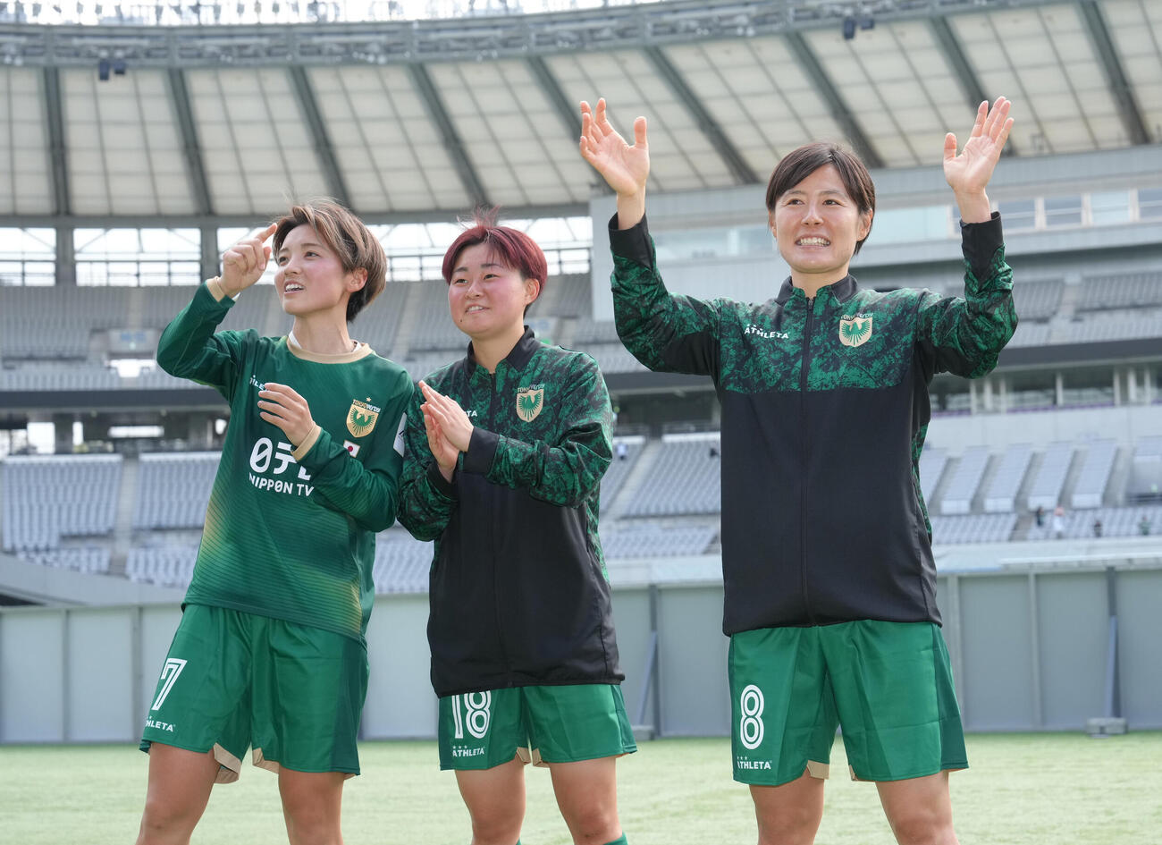 日テレ東京V対スタリオン・ラグナ　快勝し、サポーターの声援に笑顔を見せる、左から日テレ東京Vの北村、松永、猶本（撮影・足立雅史）