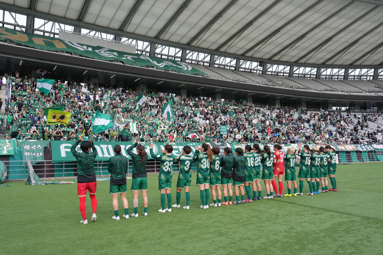 日テレ東京V対スタリオン・ラグナ　快勝し、サポーターと喜ぶ日テレ東京Vの選手ら（撮影・足立雅史）