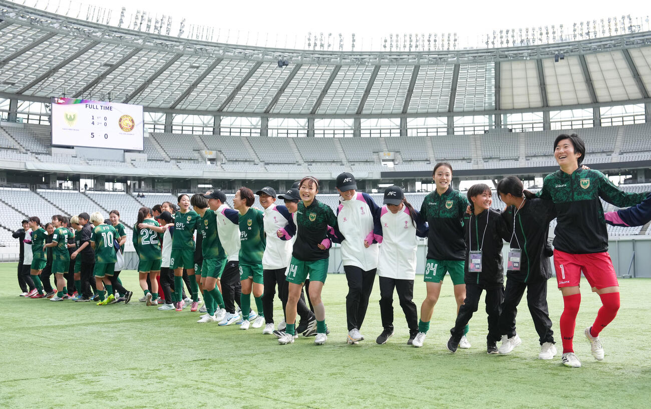 日テレ東京V対スタリオン・ラグナ　快勝し、ラインダンスで喜ぶ日テレ東京V（撮影・足立雅史）